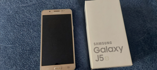 Телефон SAMSUNG J5 1