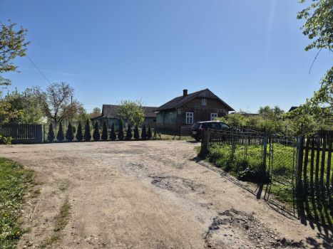 Будинок з бізнесом біля нього 2