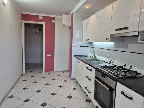 4-кімнатна квартира, вул. Сівецька 4 2