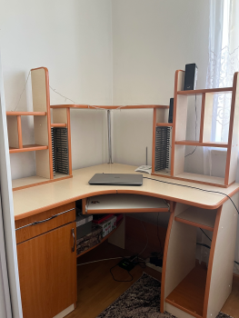Кутовий компʼютерний стіл