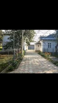 Два житлові будинки