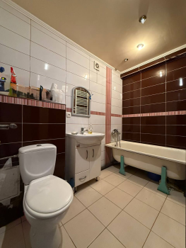 2-кімнатна квартира, вул.Героїв України 8