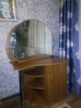 Столик з дзеркалом 2