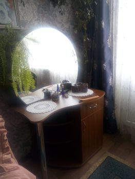 Столик з дзеркалом