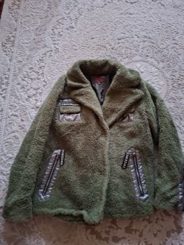 Одяг жіночий та взуття