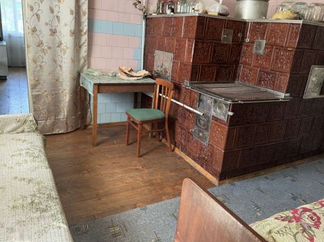 Жилий будинок, Біля річки 4