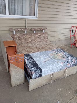 Диван розкладний з тумбою в задовільному стані 6