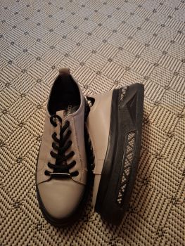 Кросівки жіночі 2