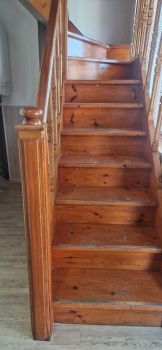 Сходи дерв'яні, б/в, стан добрий.