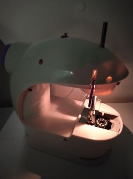 Міні швейна машинка Emerio — для початківців 7