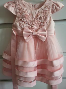 Плаття персикового коляру.