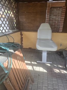 Кушетка біла, шкірна для салонв