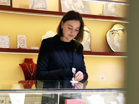 Продавець-консультант у мережу ювелірних салонів 3