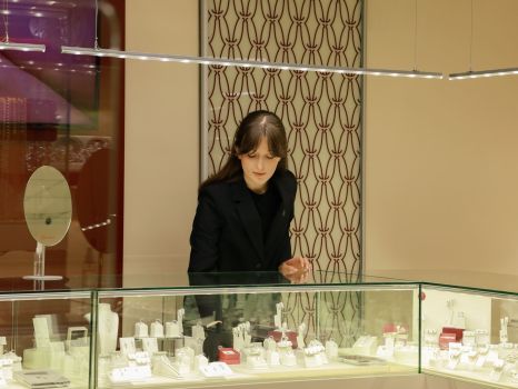 Продавець-консультант у мережу ювелірних салонів 6