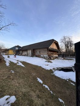 Жилий будинок, Біля річки 8