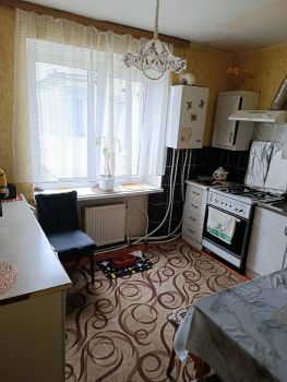 4-кімнатна квартира, вул.Героїв України 15 5
