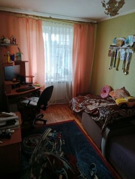 4-кімнатна квартира, вул.Героїв України 15 6