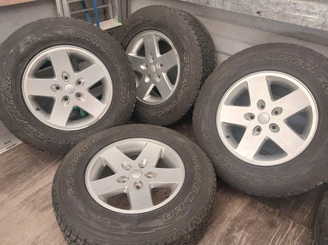 Резина з дисками JEEP Wrangler Good Year245/75/r17 3