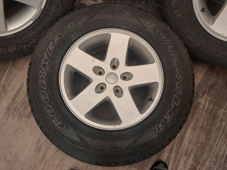 Резина з дисками JEEP Wrangler Good Year245/75/r17 1