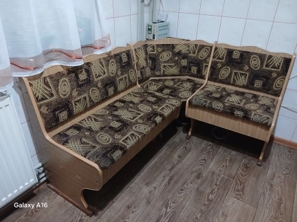 Кухонний куток розміром1,5м ×1,2м ,та стіл.