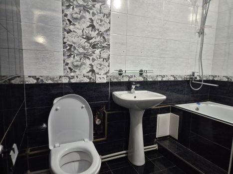 2-кімнатна квартира, вул.Героїв України 5
