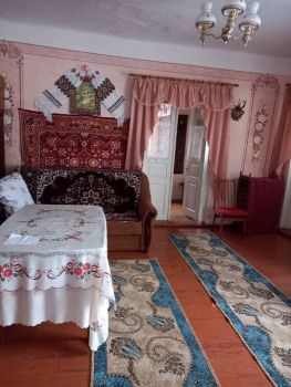 Будинок, цегляний та стара дерев'яна хата 2