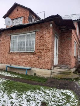 Будинок, цегляний та стара дерев'яна хата 1