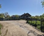 Будинок з бізнесом біля нього 2
