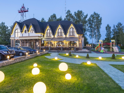 Технічний працівник/працівниця