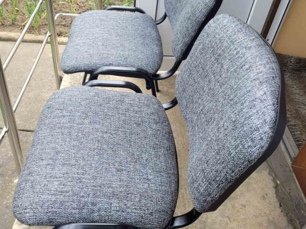 Два офісні крісла