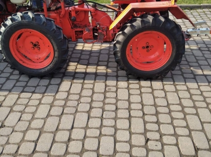 Універсальний трактор з причепом