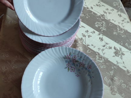 Набір тарілок