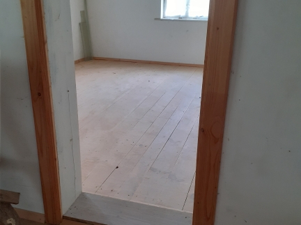 Новозбудований будинок, У центрі