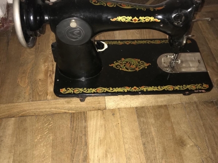 Машинка швейна