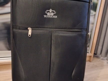 Валіза середнього розміру