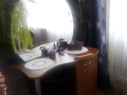 Столик з дзеркалом