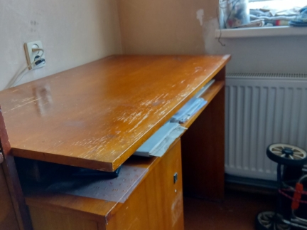 Стіл письмовий