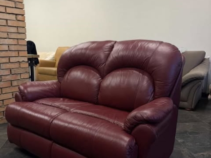 Новий бордовий шкіряний диван