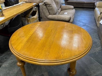 Круглий дубовий стіл