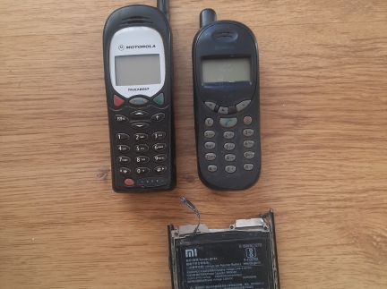 Телефон є 2 шт баер