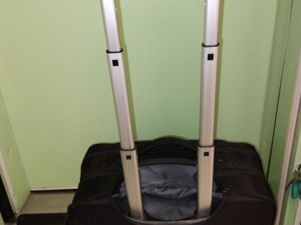 Чорна тканинна валіза на колесах (40 см.)