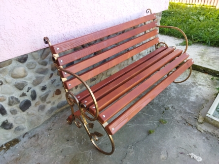 Лавочка у сад