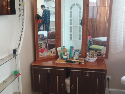 Ліжко і приліжкові тумби