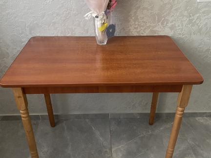 Кухонний стіл