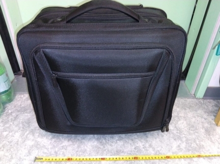 Чорна тканинна валіза на колесах (40 см.)