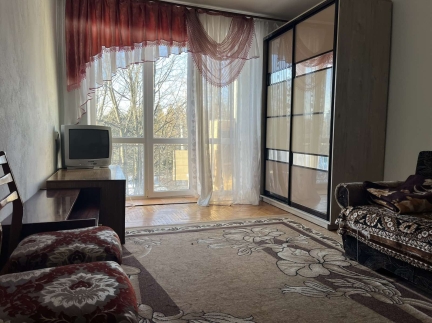 Здам 2 однокімнатні кв. Ломоносова та центр.