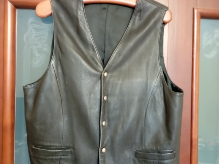 Безрукавка шкіряна б/в  хорошої якості