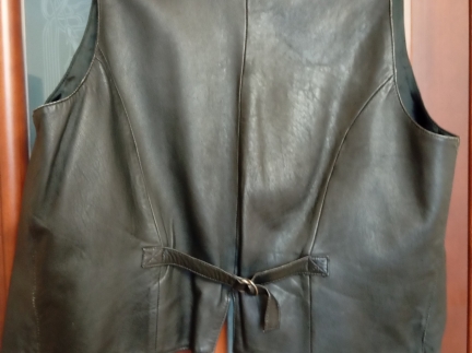 Безрукавка шкіряна б/в  хорошої якості