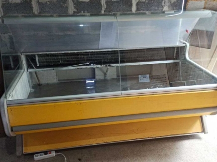 Холодильну вітрину