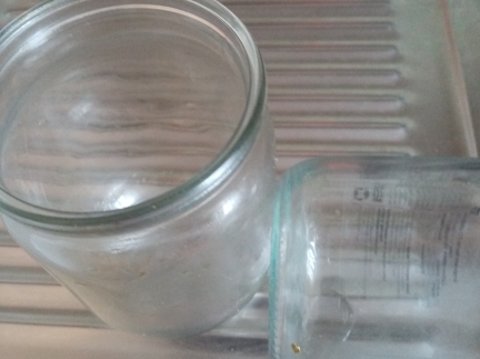 Шкляні банки різної ємкості...